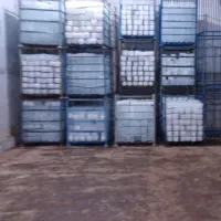 کارگر جهت بارگیری‌ یخ