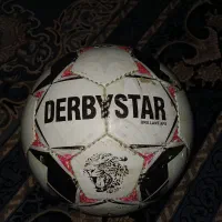 توپ فوتبال چمن