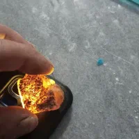 سنگ احتمالا کهربا یا شجر نمیدونم .اویزی گبری کهنه