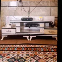 یک عدد میز تلویزیون و۵عدد پشتی