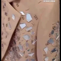 به یک خانم خیاط حرفه ای یا نیمه حرفه ای نیازمندم