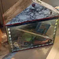 اکواریوم با وسایل داخلش