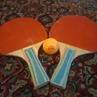 یک جفت راکت پینگ پونگ تنیس روی میز