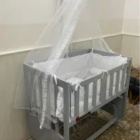 تخت و گهواره کنار مادر