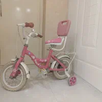 دوچرخه بهمراه چرخ کمکی