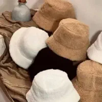 کلاه دخترانه|لباس|بروجن, |دیوار