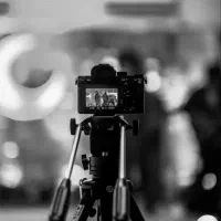 دعوت به همکاری خانم برای عکاسی از محصول