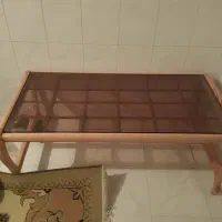 میز چوبی که روش شیشه میخوره