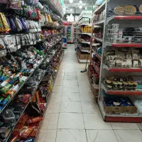 یک نفر فروشنده خانم