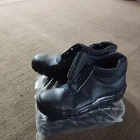 کفش کار با دستکش