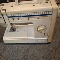 یک دستگاه چرخ خیاطی