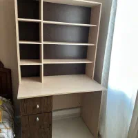 میز کامپیوتر با کتابخانه