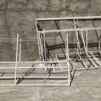 قفسه فلزی و چادر جلوی مغازه