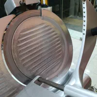 یخچال ایستاده فریزر تکی و کالباس بر