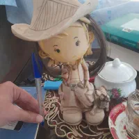 مجسمه دختر و سگ اش