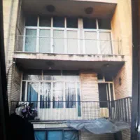 دوطبقه خانه ویلایی با حیاط .نزدیک خیابان و مترو