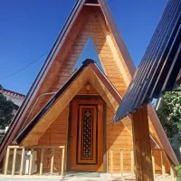 کلبه چوبی یاس و رز