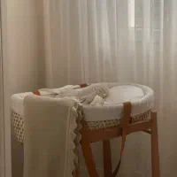 گهواره و تخت کنار مادر