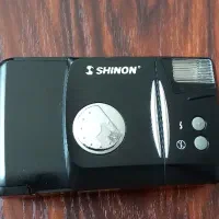 یک دستگاه دوربین عکاسی قدیمی