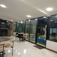 سالن دار خانم برای کافه