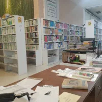 فروشنده خانم در کتابفروشی