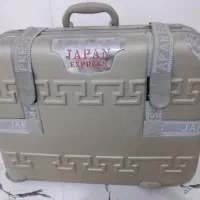 چمدان وتعدادی لوازم قدیمی