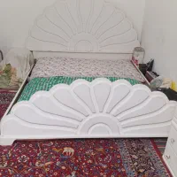 تخت دو نفره و میز همراه