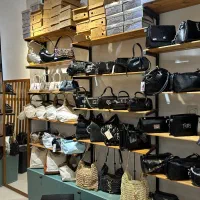 به یک فروشنده خانم نیازمندیم