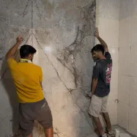 کارگر کاشیکاری به صورت چسبی