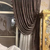 کنار پرده مخمل