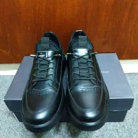 کفش کتونی/برند ریبورن/|کیف، کفش، کمربند|اندیشه, اندیشه فاز ۳|دیوار