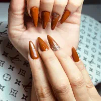 کاشت ناخن|خدمات آرایشگری و زیبایی|بندر انزلی, آذربایجان|دیوار