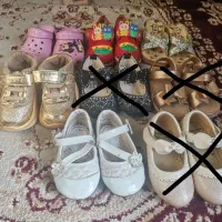 تعدادی کفش بچگانه