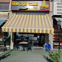 کمک آشپز فست فود و صندوق دار خانم