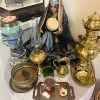 سماورزغالی برنج همراه وسایل روی میز بجز جااسفندی