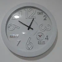 ساعت دیواری سفید نقره‌ای