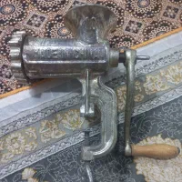 چرخ گوشت دستی آنتیک|کلکسیون اشیاء عتیقه|بهارستان, |دیوار