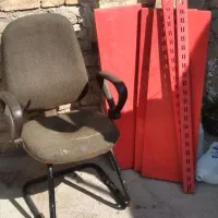 صندلی و قفسه