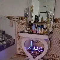 تخت یکنفره و آینه کنسول .