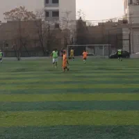 آموزش حرفه ای فوتبال نونهالان تمرین با بزرگسالان