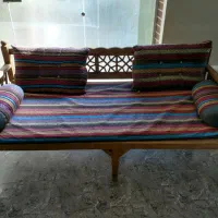 تخت دونفره  چوبی بادوشک و دوتا پشتی دوتا بالشت