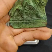 مجسمه مسی و سنگ سبز