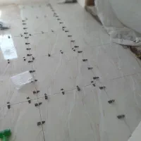 کاشیکاری فقط با چسپ کلکیم با زیر سازی تراز شده