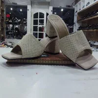 همکار خانم در کفش فروشی