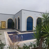 ویلا-باغ-مراکشی-نما-میکروسمنت-فول-آیندگان