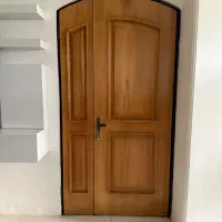 درب دو لنگه چوبی و حفاظ