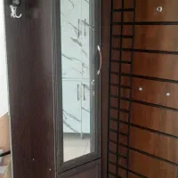 جاکفشی و لباسی آینه دار