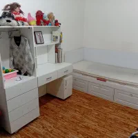 تخت خواب و کتابخانه