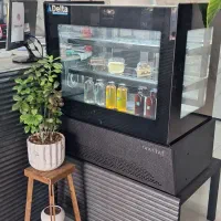 فروش شو کیک و یخچال ایستاده کافه