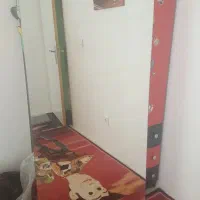 آینه قدی ایستاده کنار سالنی